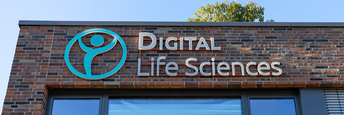 Abbildung des Digital Life Sciences Gebäudes mit dem Logo im Fokus